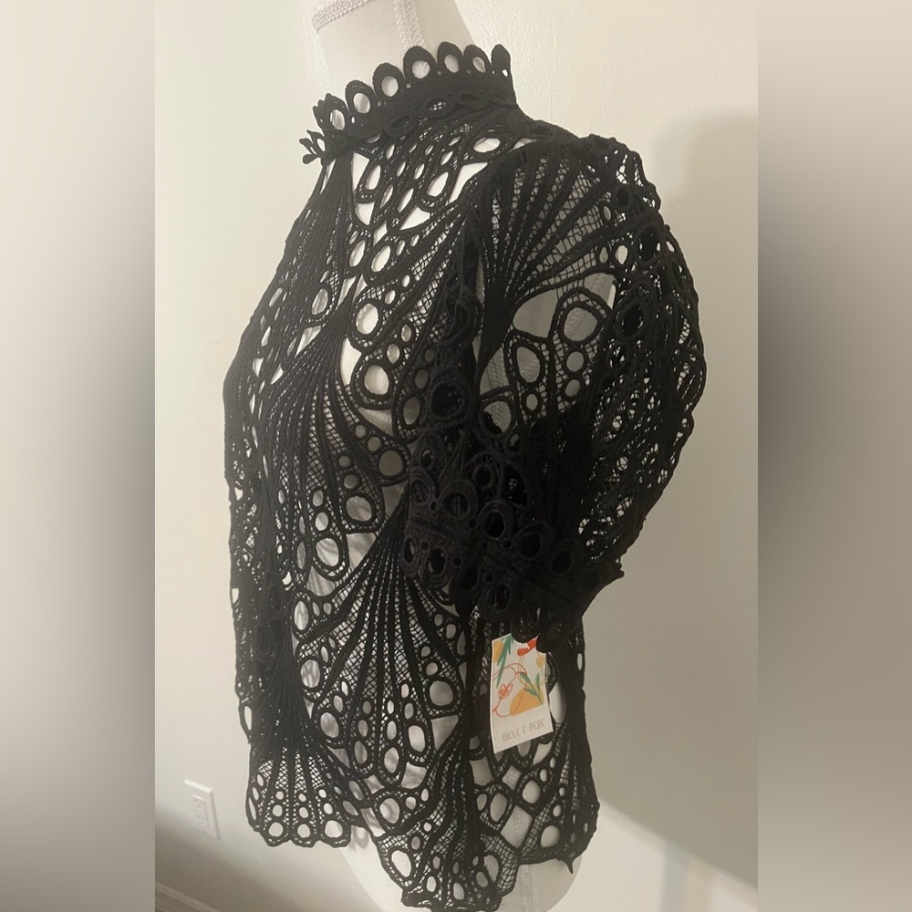 Women Elegant Black Lace Top, NWT  Large - Picture 3 of 8